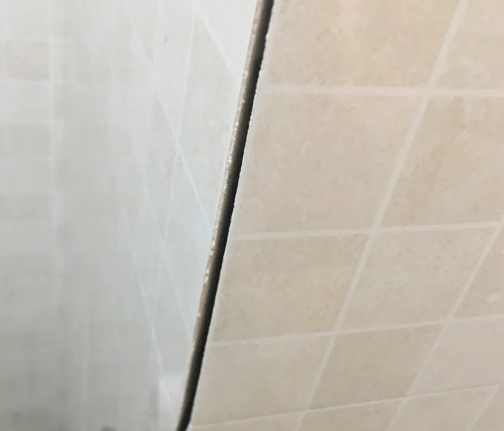 波密瓷砖空鼓维修公司分享阳台瓷砖脱落的修复过程可以分为以下几个步骤
