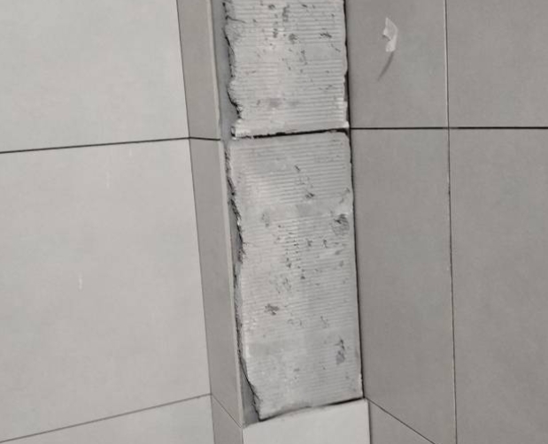 波密瓷砖空鼓维修公司分享下瓷砖施工前基层浇水润湿程度不足，可能导致以下问题